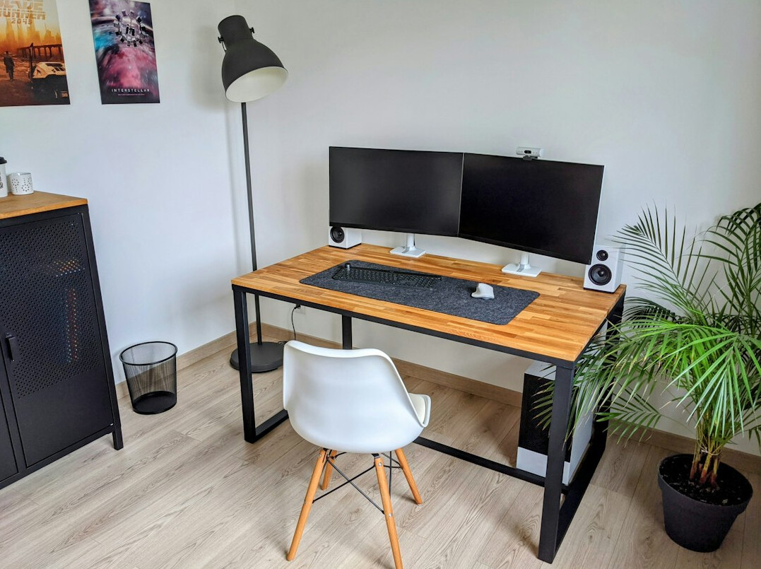 Bureau de rédaction moderne avec un téléviseur rétro en arrière-plan