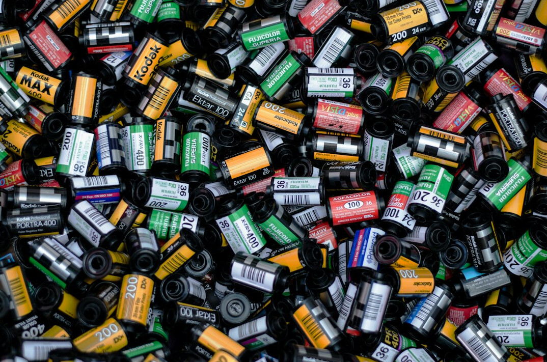 Piles de bobines de bandes vidéo et de films d'archives télévisées