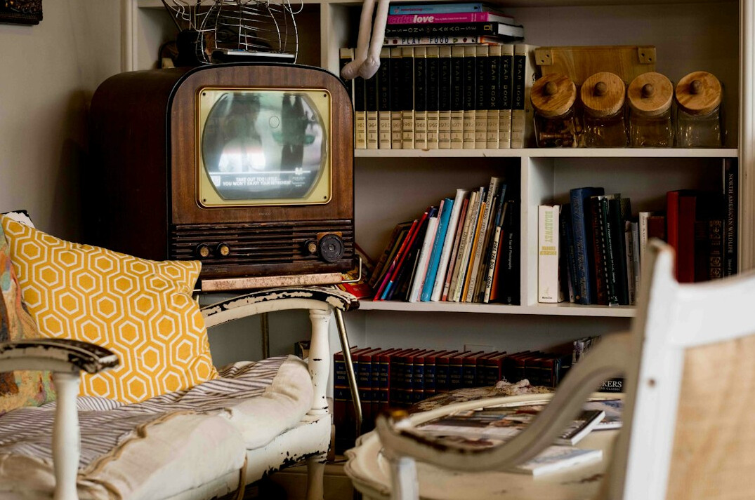 Régie de télévision vintage avec équipement de diffusion analogique